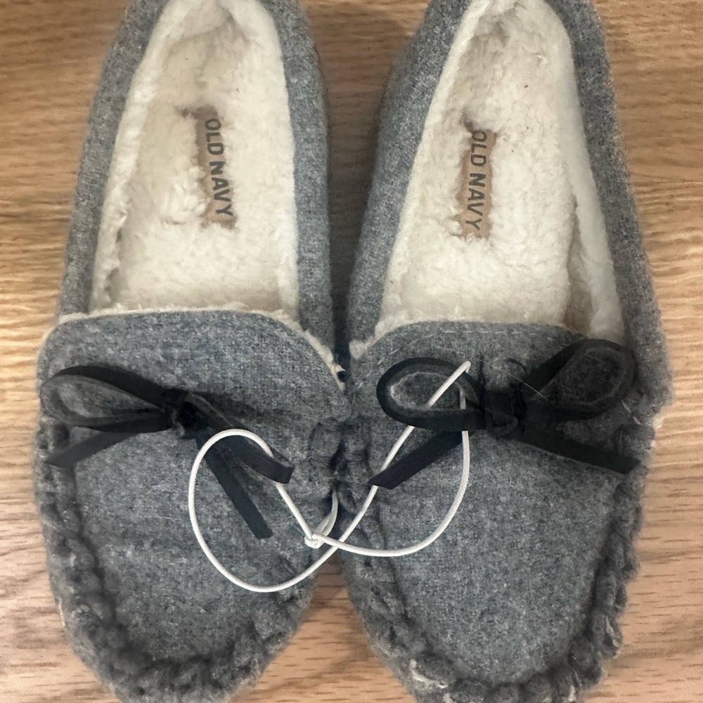 Old Navy gray toddler slippers with Sherpa lining